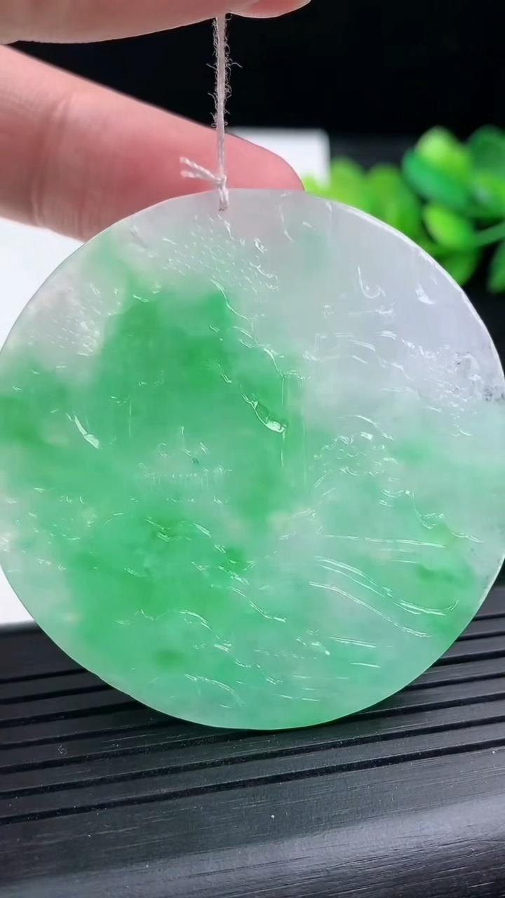 天然A货翡翠山水牌吊坠尺寸51.2-4.6重量:24.69g
3月15日