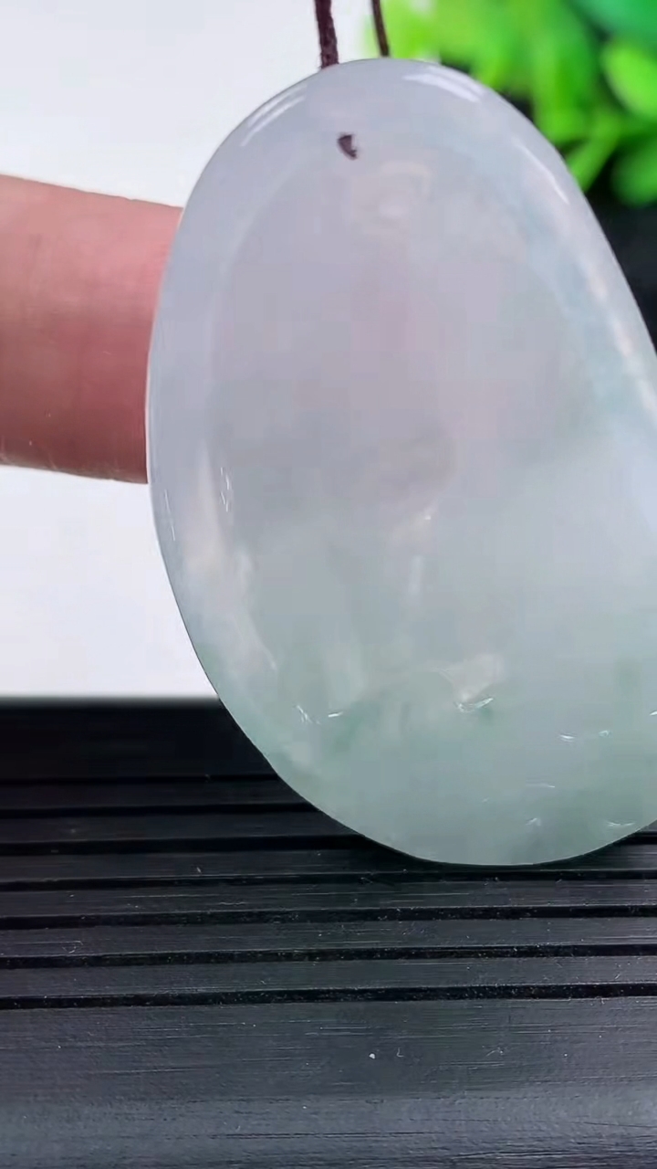 天然A货翡翠飘花普贤菩萨吊坠尺寸46.9-28-5重量:13.08g
3月15日