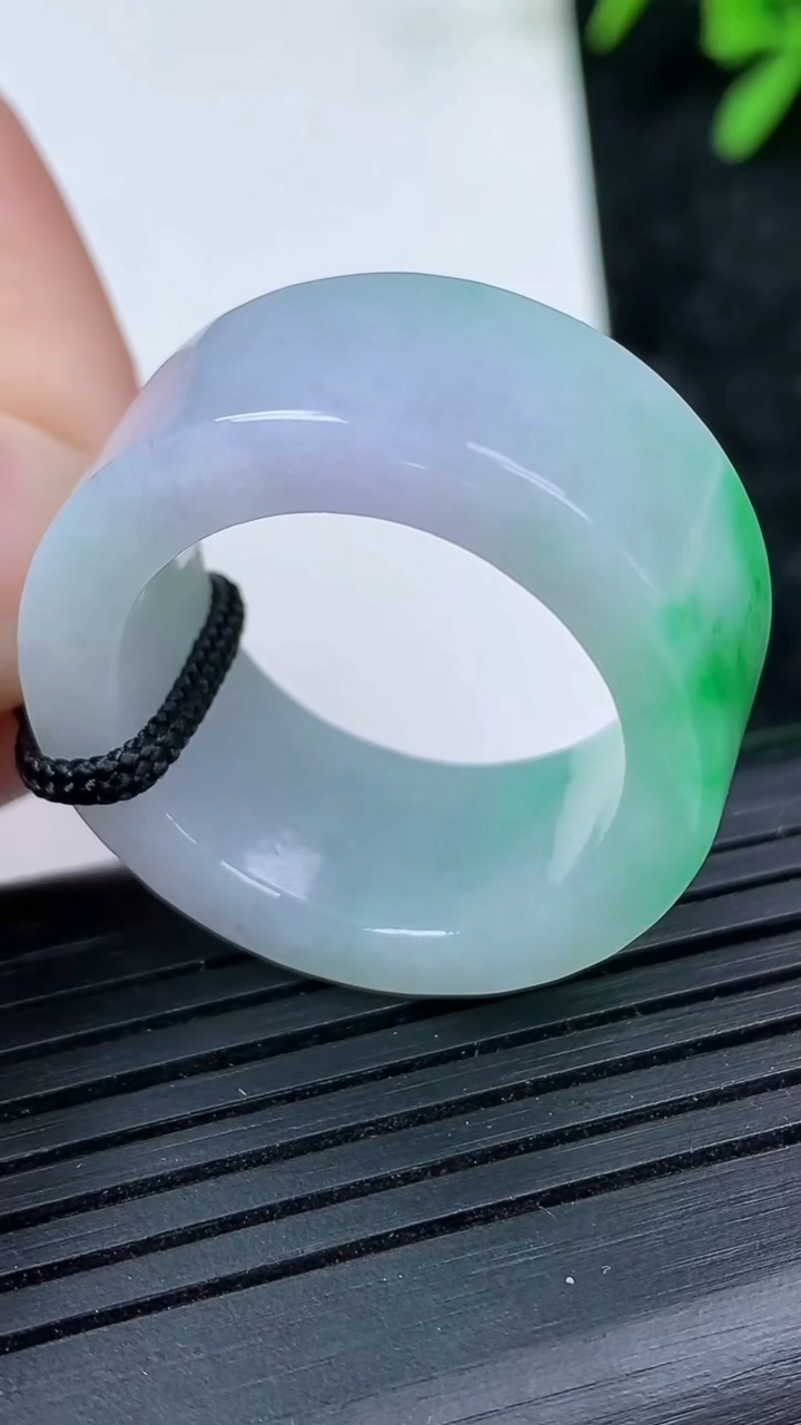 天然A货翡翠指环扳指尺寸20.5-11.8-4.1重量:13.49g2026年3月15日
工厂直销收藏佳品,种好水足，色泽均匀，有种有色，上手高大气！
