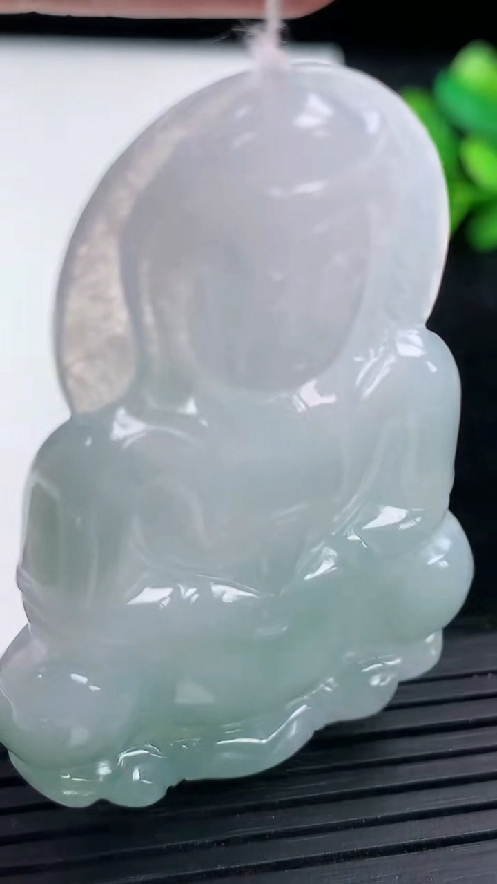 天然A货翡翠观音菩萨吊坠尺寸55-38.3-6.1重量:21.32g
3月15日