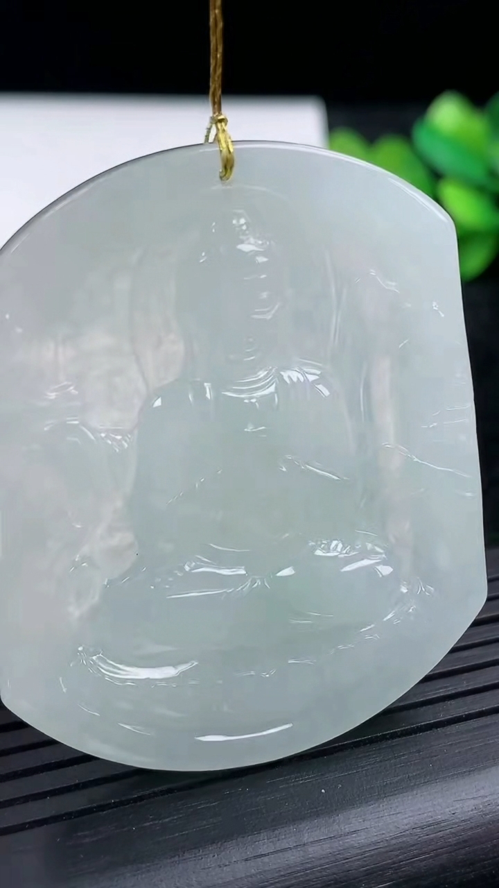 天然A货翡翠大日如来吊坠尺寸52.2-42.5-4.6重量:26.78g
3月15日