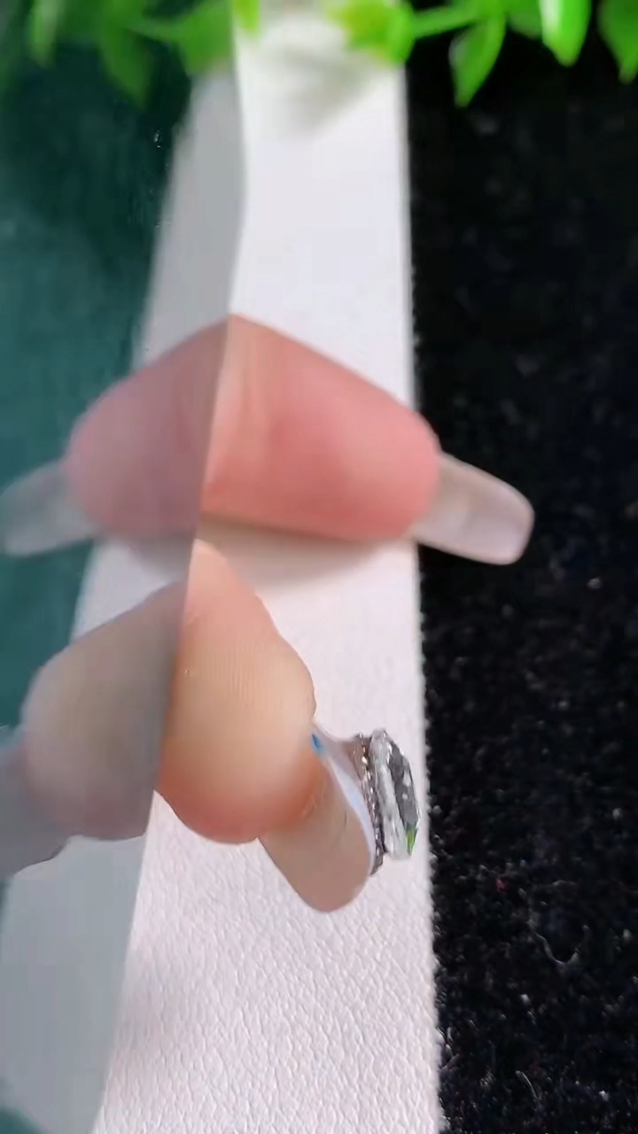 天然A货翡翠龙牌吊坠，尺寸85-45-7，重:73.65g
3月15日