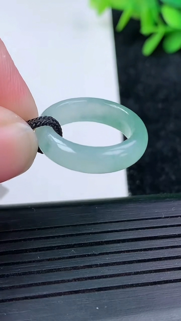 天然A货翡翠冰种飘花指环戒指尺寸15.6-5.1-3.3重量:3.24g2026年3月15日
工厂直销收藏佳品,种好水足，色泽均匀，有种有色，上手高大气！