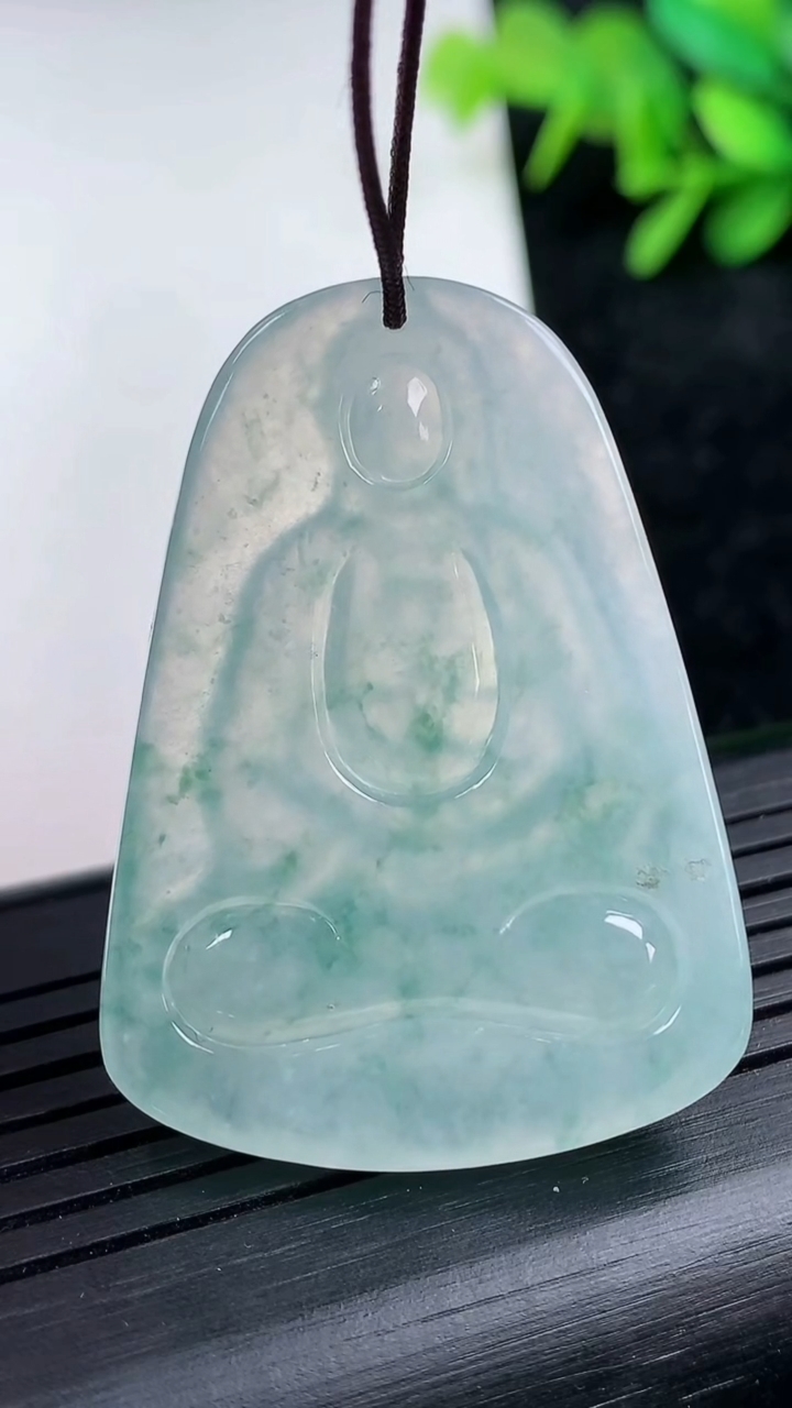 天然A货翡翠冰种飘花大日如来吊坠尺寸41.9-30.5-4.8重量:14.93g
3月15日
