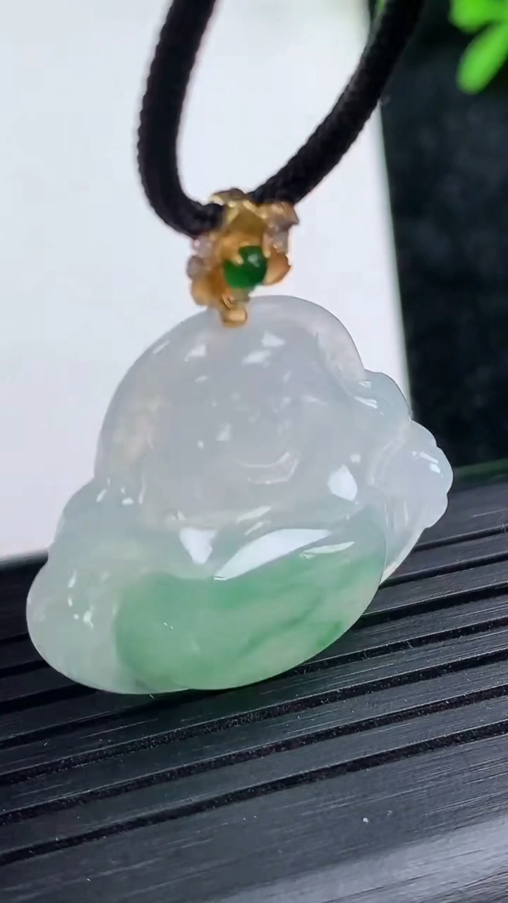 天然A货翡翠种飘花佛公吊坠尺寸26-28.8-5.5重量:6.78g
3月15日