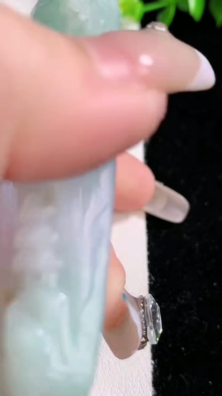 天然A货翡翠山水牌吊坠，尺寸70.7-44.6-13，重:91.23g
3月15日