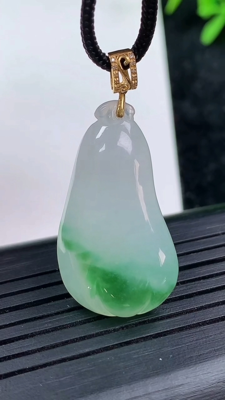天然A货翡翠福瓜吊坠尺寸30.1-16.7-5.9重量:6.01g
3月15日