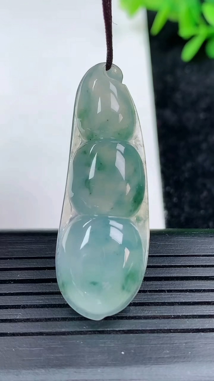 天然A货翡翠冰种飘花福豆吊坠尺寸 42.2-14.3-6.1重量:6.87g
3月15日