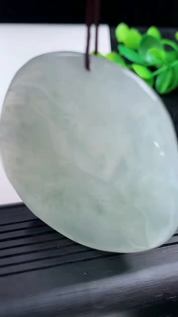 天然A货翡翠冰种飘花山水观音菩萨吊坠尺寸523-48-6.7重量:34.65g
3月15日