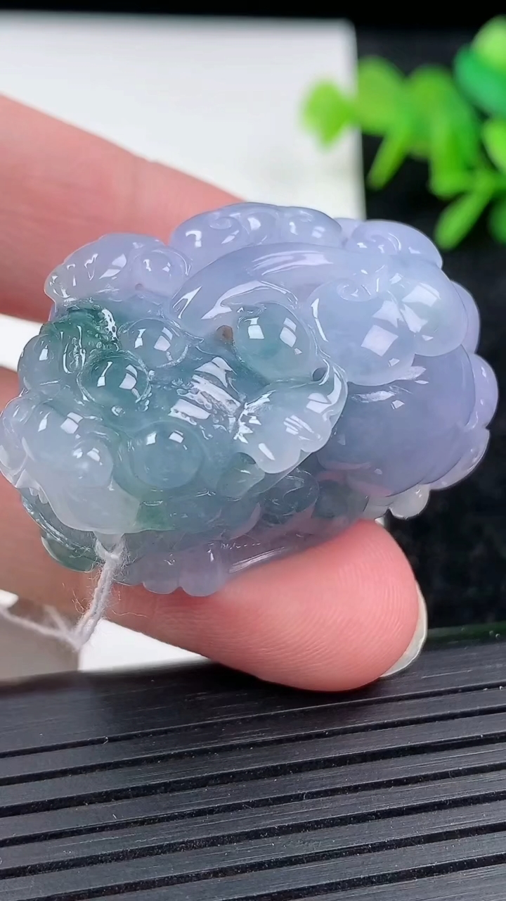 天然A货翡翠紫罗兰飘花貔貅吊坠尺寸41.3-23.6-21重量:43.30g
3月15日