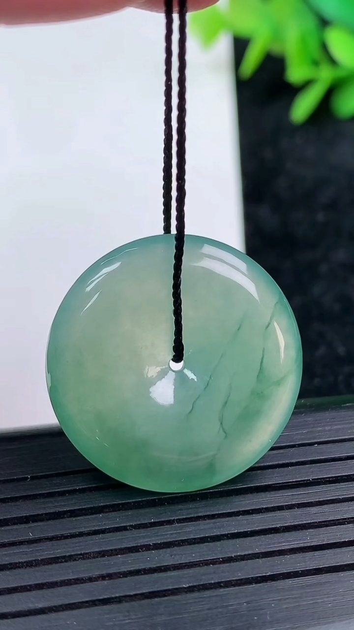 天然A货翡翠冰种飘花平安扣吊坠尺寸26.2-5.2重量:7.98g
3月15日