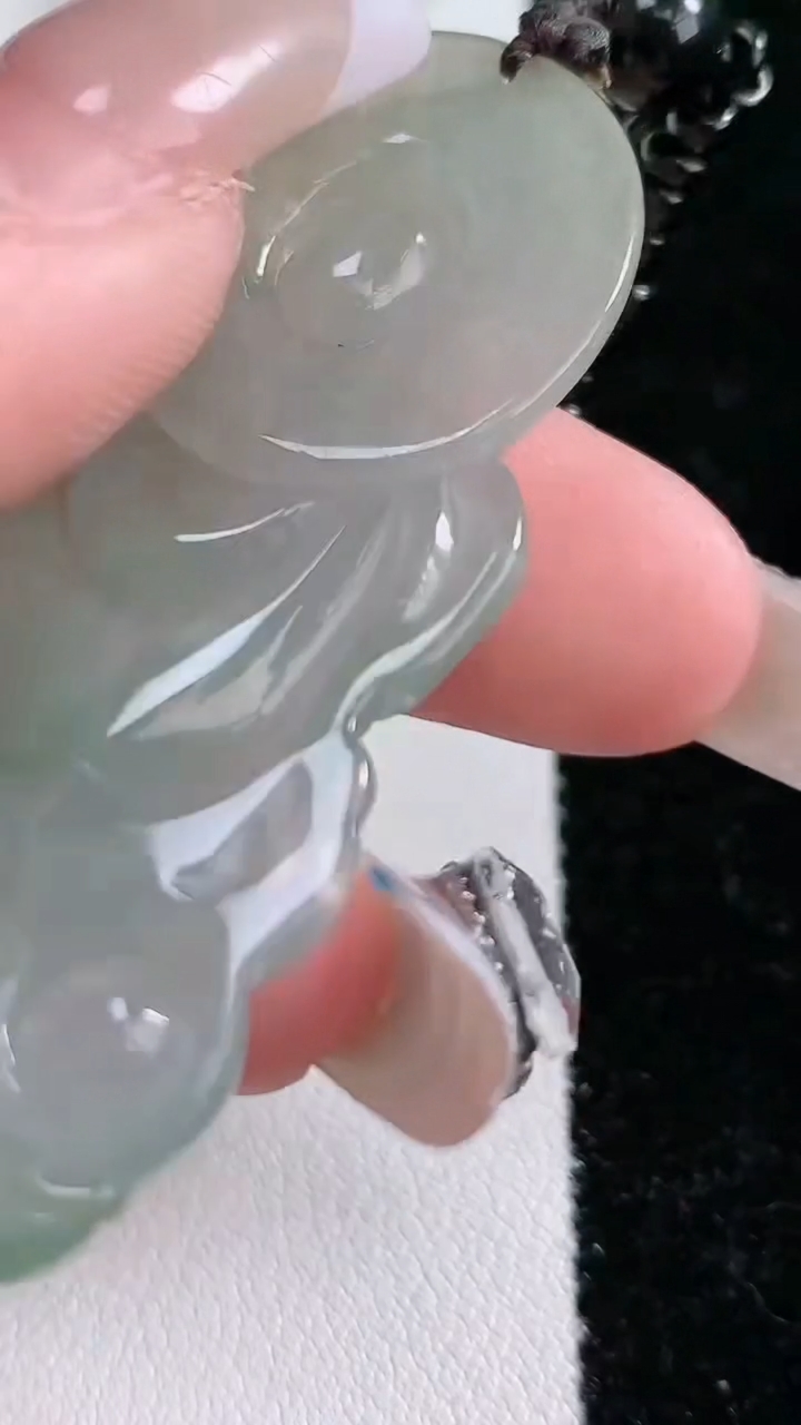 天然A货翡翠度母观音菩萨吊坠，尺寸55-33-5.2，重:15.10g
3月15日