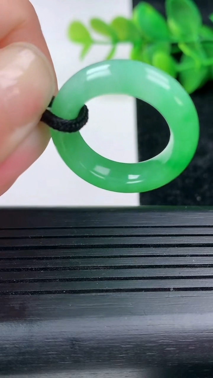 天然A货翡翠指环戒指尺寸16.7-6-4.2重量:5.41g2026年3月15日
工厂直销收藏佳品,种好水足，色泽均匀，有种有色，上手高大气！