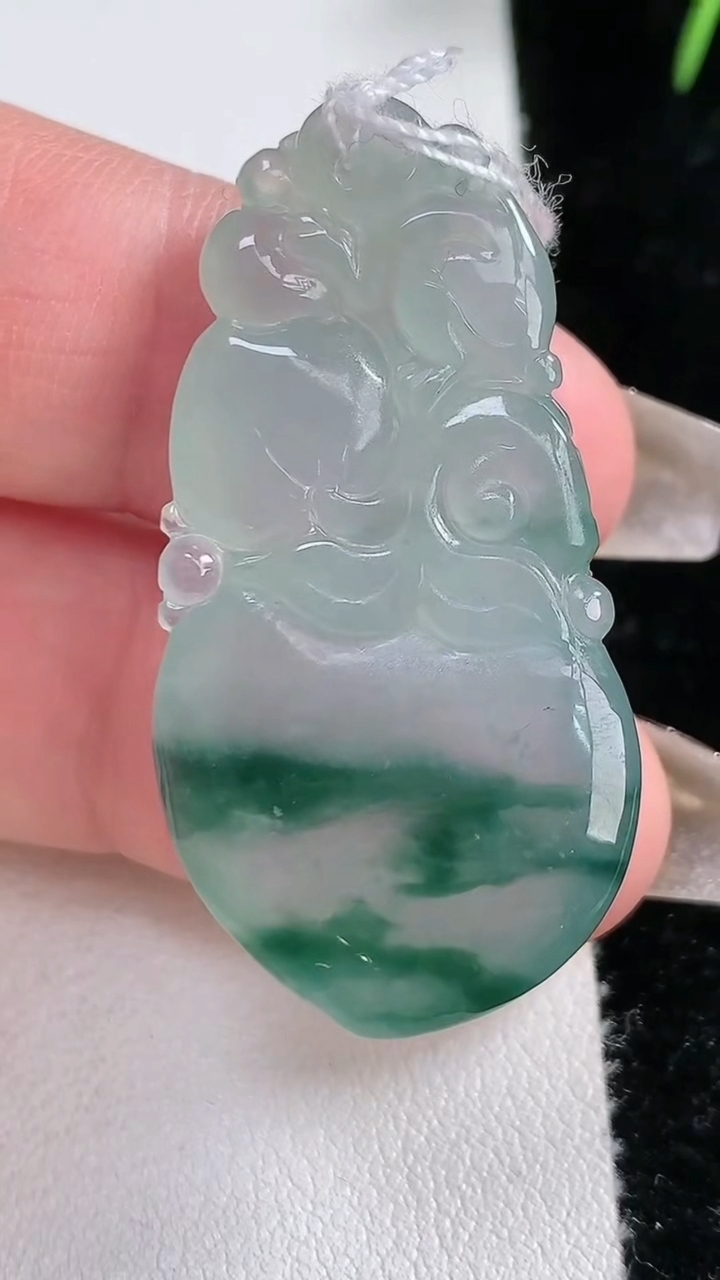 天然A货翡翠冰种飘花寿桃吊坠，尺寸42-21-9，重量:12.79g
3月15日