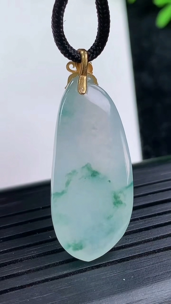 天然A货翡翠种飘花福瓜吊坠尺寸32.9-14.1-7.3重量:6.84g
3月15日