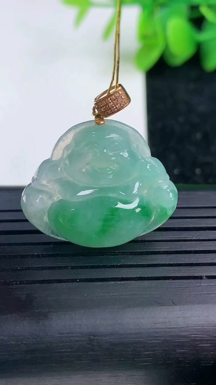 天然A货翡翠佛公吊坠尺寸21.6-25.4-5.4重量:5.32g
3月15日