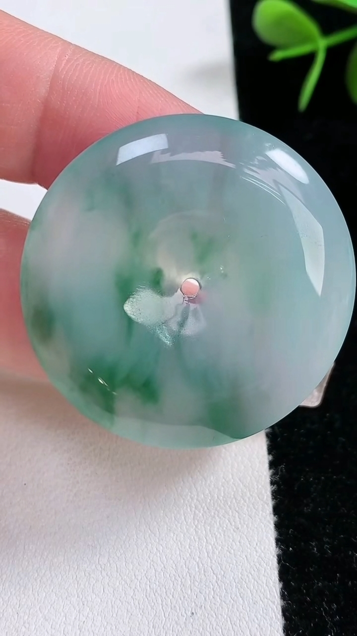 天然A货翡翠种飘花平安扣吊坠，尺寸38-6，重量:17.96g
3月15日