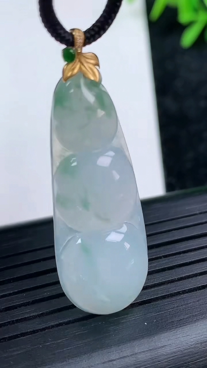 天然A货翡翠18K金飘花福豆吊坠尺寸38.8-13.9-5重量:5.22g
3月15日
​