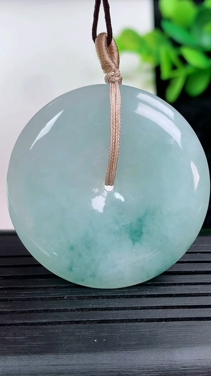 天然A货翡翠飘花平安扣吊坠尺寸38.3-6.2重量:20.07g
3月15日