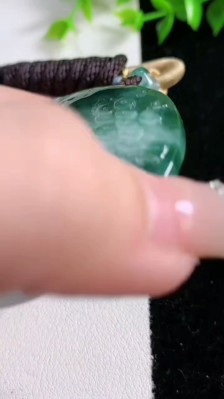 天然A货翡翠牌吊坠，尺寸54-6，重:41.40g
3月15日