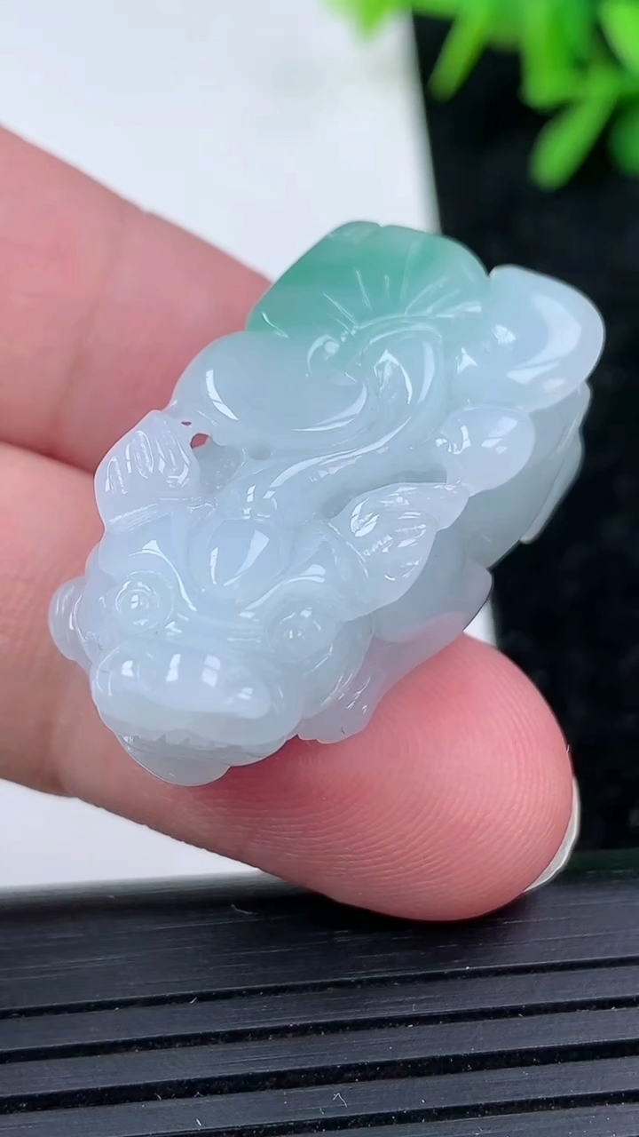 天然A货翡翠貔貅吊坠尺寸24.3-16.5-14重量:18.25g
3月15日