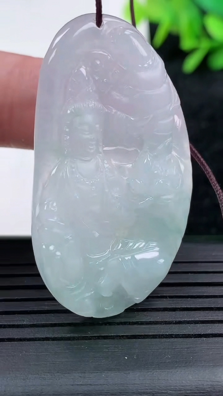 天然A货翡翠飘花普贤菩萨吊坠尺寸46.9-28-5重量:13.08g
3月15日