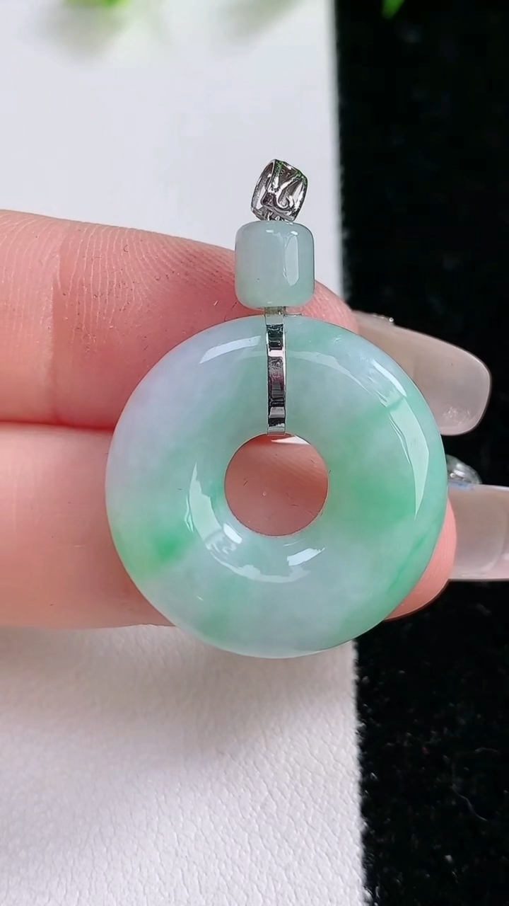 天然A货翡翠平安环吊坠，尺寸34.4-23.6-5.4，重:6.42g
3月15日