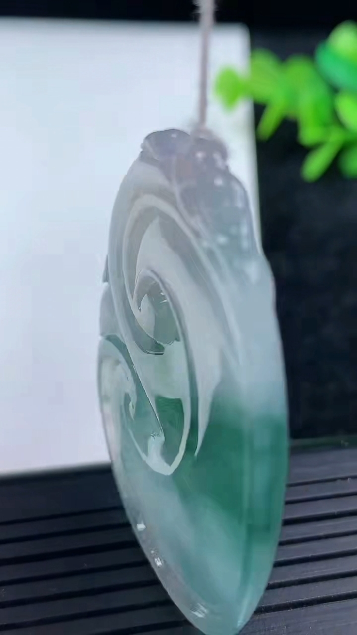 天然A货翡翠冰种飘花如意吊坠尺寸49-34.3-5.5重量:18.10g
3月15日