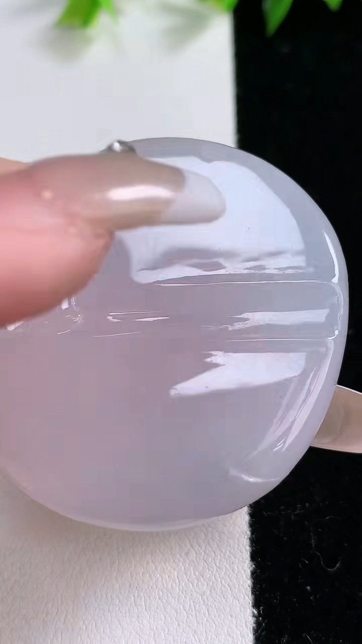 天然A货翡翠无相佛吊坠，尺寸45.5-40-6.1，重:28.55g
3月15日