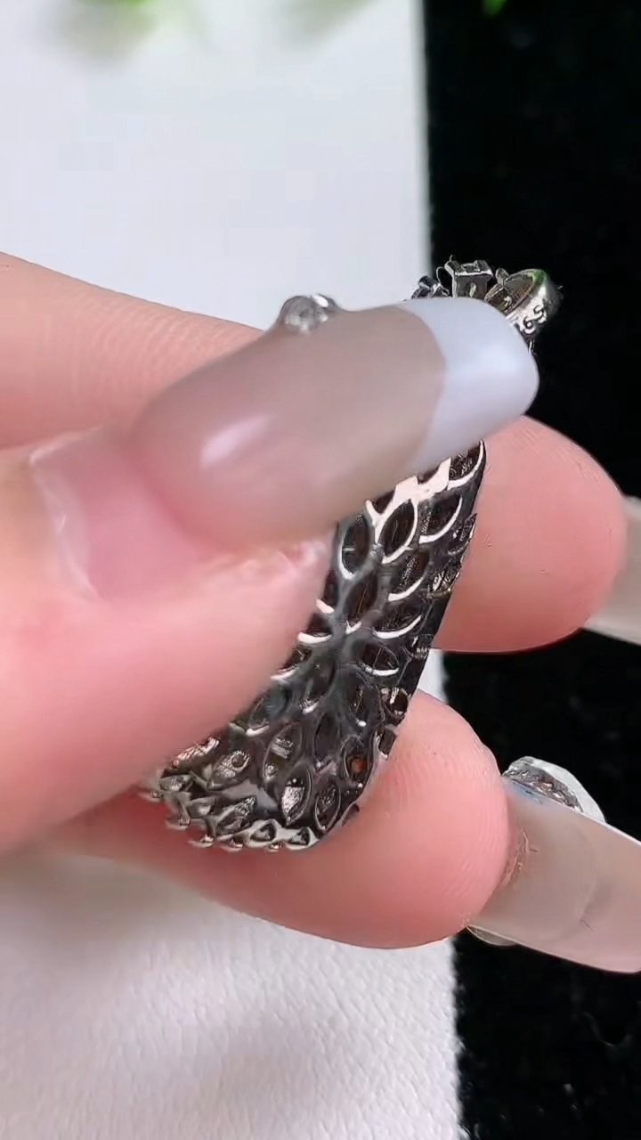 天然A货翡翠无事牌吊坠，尺寸26-13.5-9，重:5.46g
3月15日