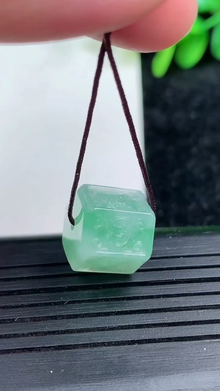 天然A货翡翠六字真言 路路通吊坠尺寸11.7-11.7重量:4.38g
3月15日