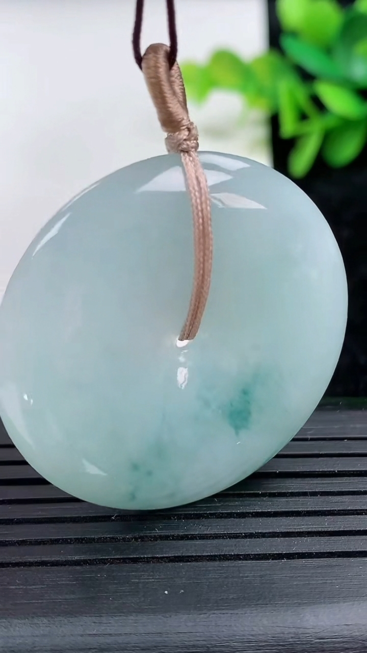 天然A货翡翠飘花平安扣吊坠尺寸38.3-6.2重量:20.07g
3月15日