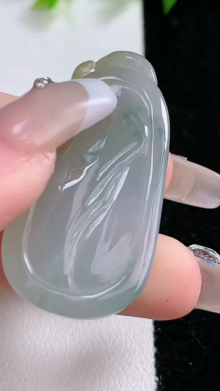 天然A货翡翠飘花鸟语花香吊坠，尺寸43.5-22.1-7.9，重:14.27g
3月15日