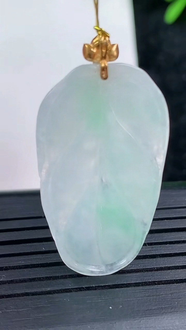 天然A货翡翠金枝玉叶 叶子吊坠尺寸33.6-19.5-3.8重量:5.40g
3月15日