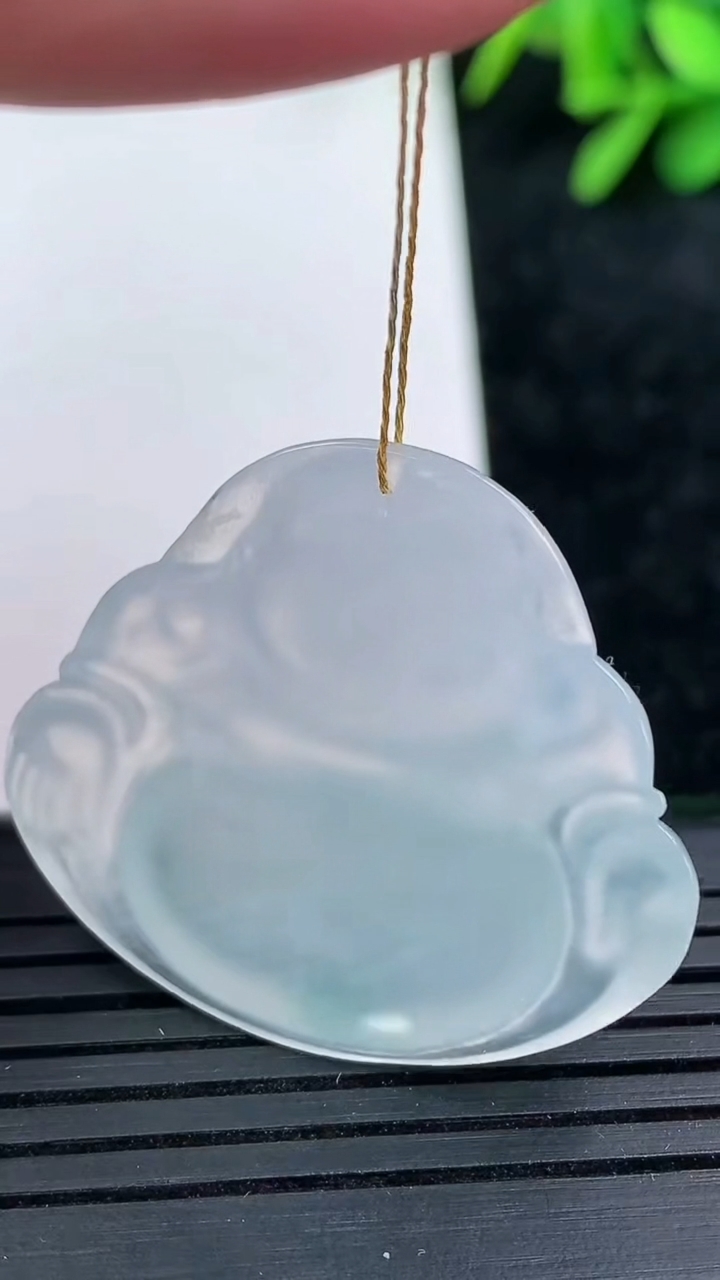 天然A货翡翠种飘花佛公吊坠尺寸29.1-33.4-5.6重量:9.14g
3月15日