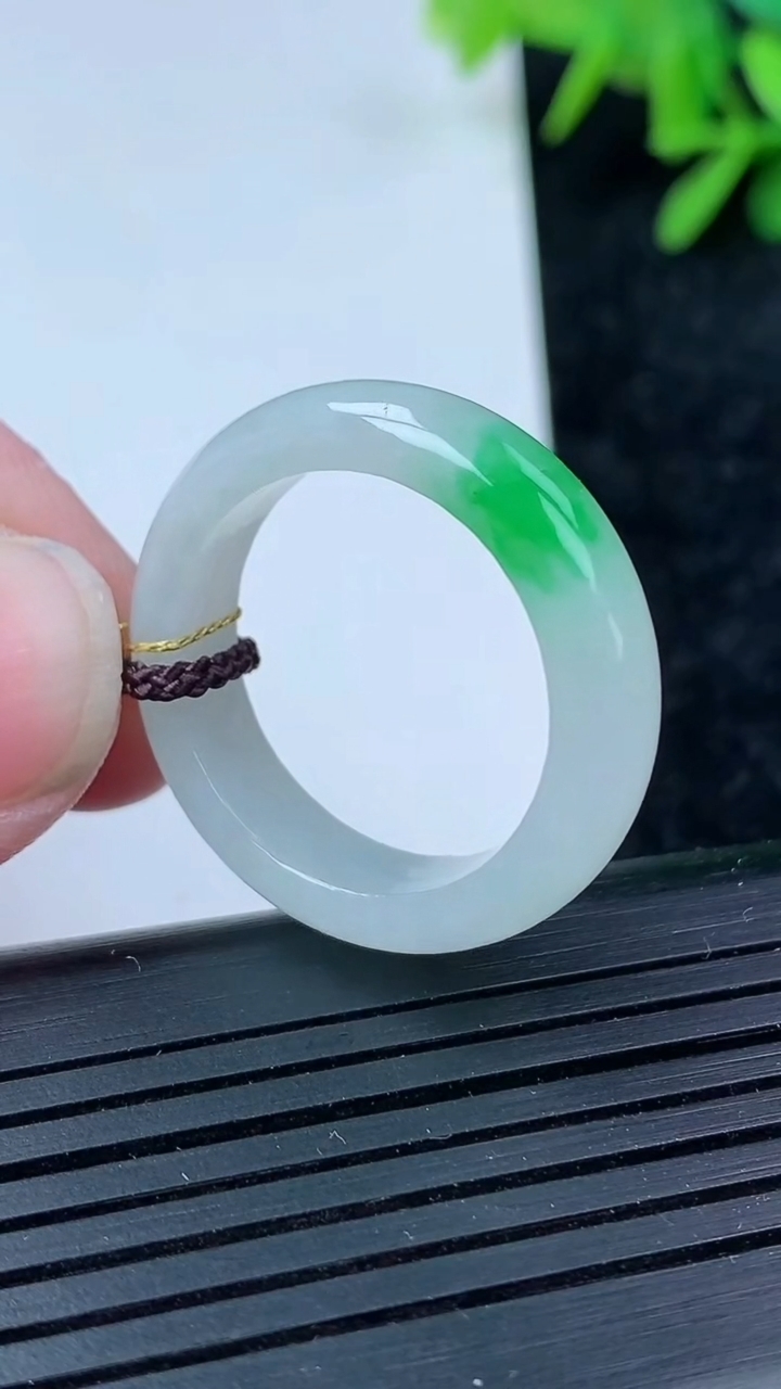 天然A货翡翠指环戒指尺寸20.2-5.9-3.2重量:4.99g2026年3月15日
工厂直销收藏佳