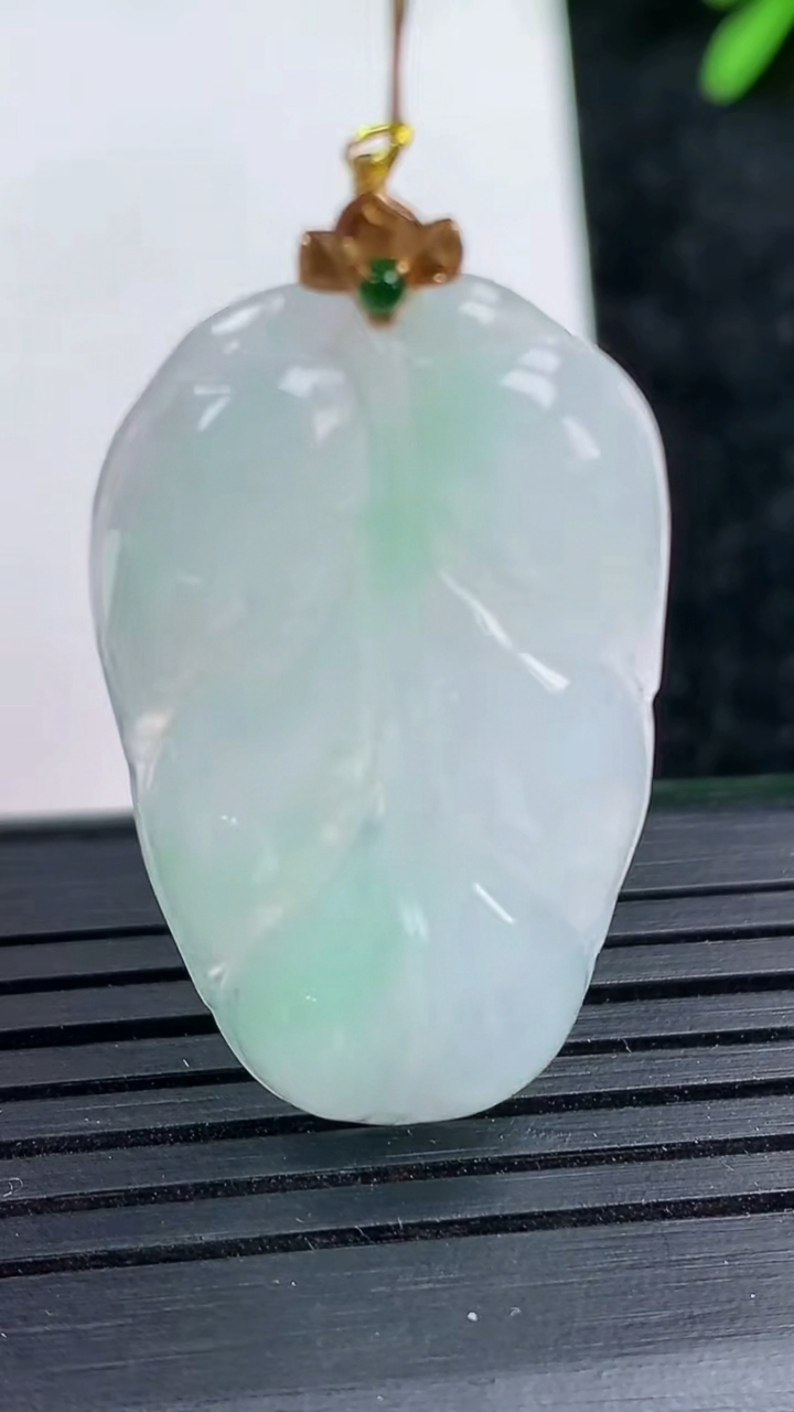 天然A货翡翠金枝玉叶 叶子吊坠尺寸33.6-19.5-3.8重量:5.40g
3月15日