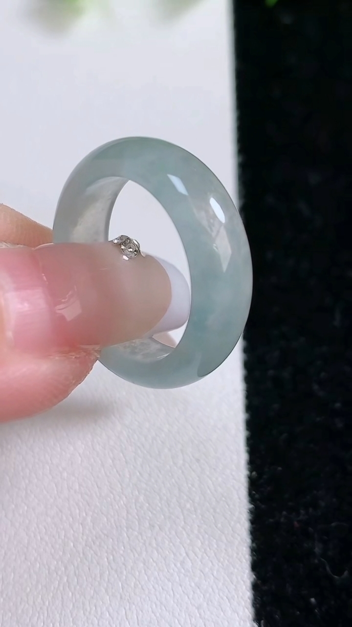 天然A货翡翠指环戒指，尺寸17.2-6.4-3.4，重:3.66g2026年3月15日
工厂直销收藏佳品,种好水足，色泽均匀，有种有色，上手高大气！