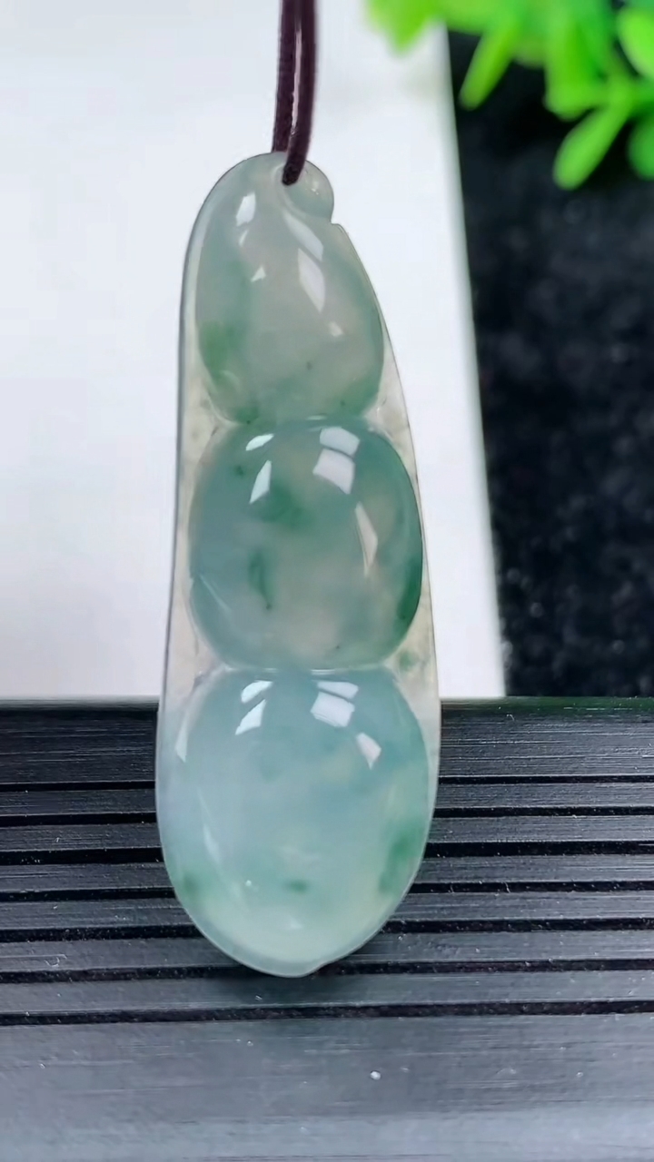 天然A货翡翠冰种飘花福豆吊坠尺寸 42.2-14.3-6.1重量:6.87g
3月15日