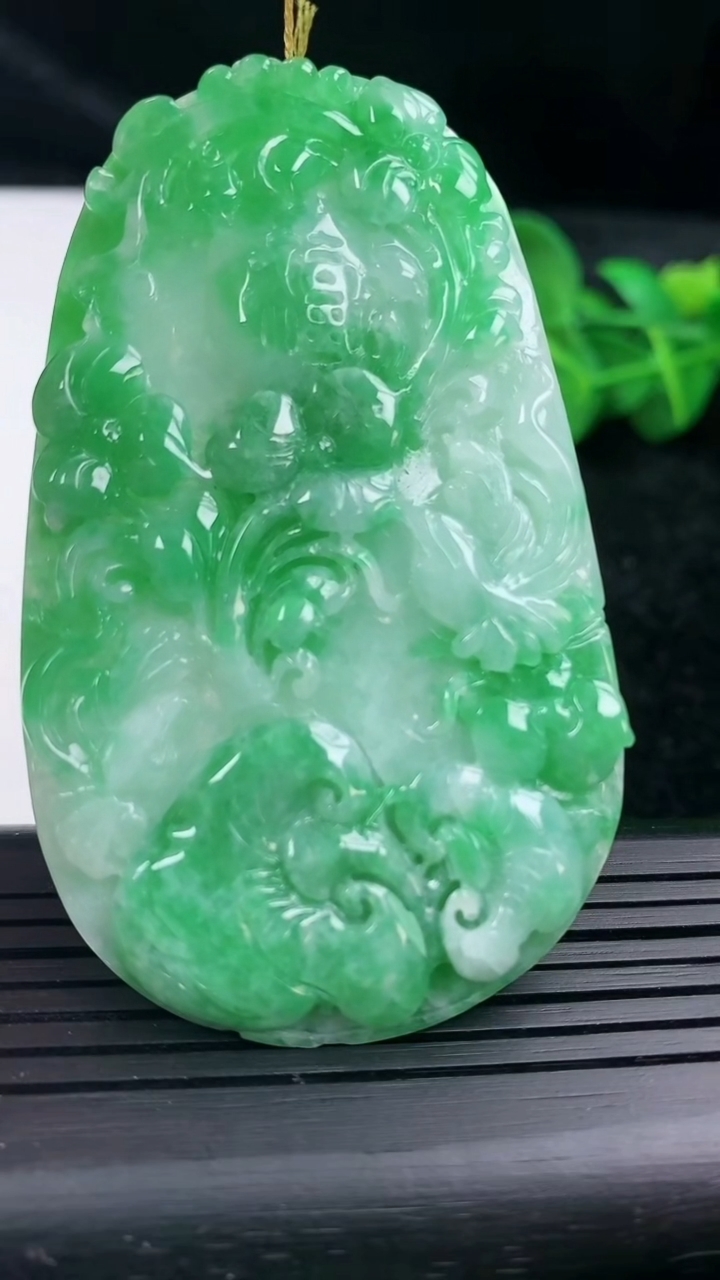 天然A货翡翠鸟语花香吊坠尺寸70.7-41.9-5.5重量:35.07g
3月15日