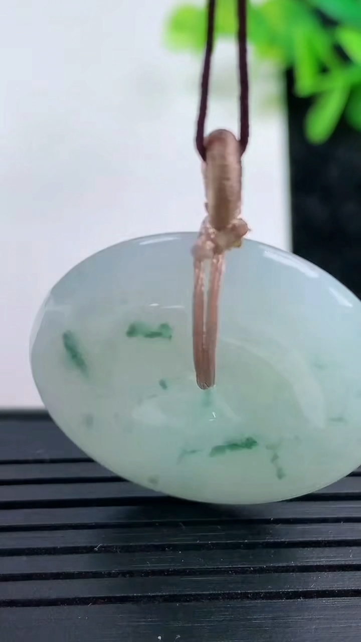 天然A货翡翠飘花平安扣吊坠尺寸30.7-6.2重量:12.68g
3月15日