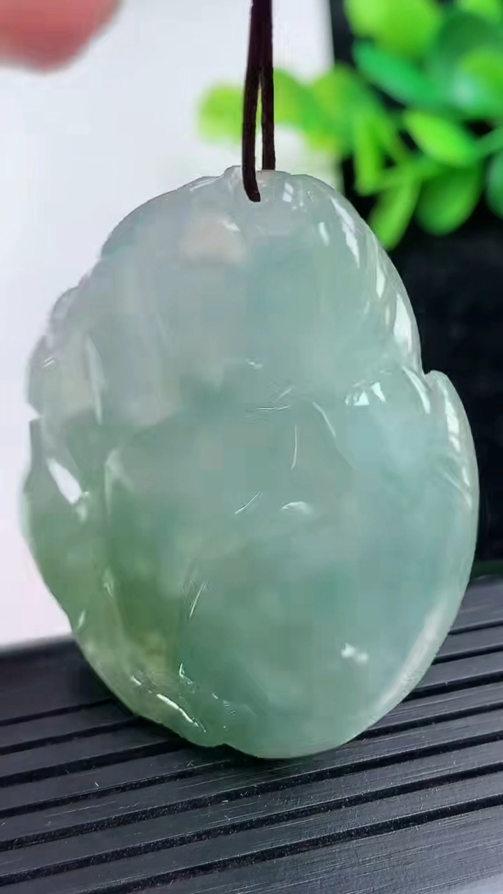 天然A货翡翠呱呱来财 和和美美吊坠尺寸43.8-36.4-7.1重量:23.07g
3月15日