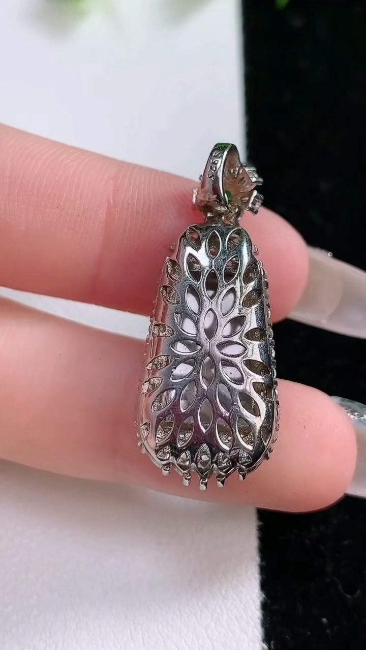 天然A货翡翠无事牌吊坠，尺寸26-13.5-9，重:5.46g
3月15日