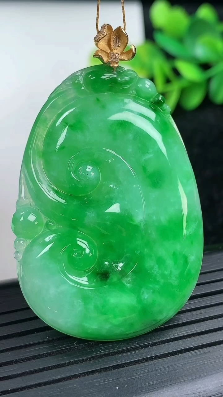 天然A货翡翠如意吊坠尺寸48.7-33.9-4.8重量:16.95g
3月15日