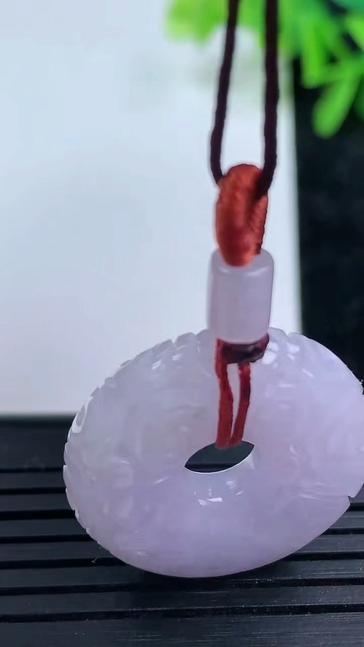 天然A货翡翠紫罗兰雕花平安扣吊坠尺寸24.6-6.2重量:7.97g
3月15日