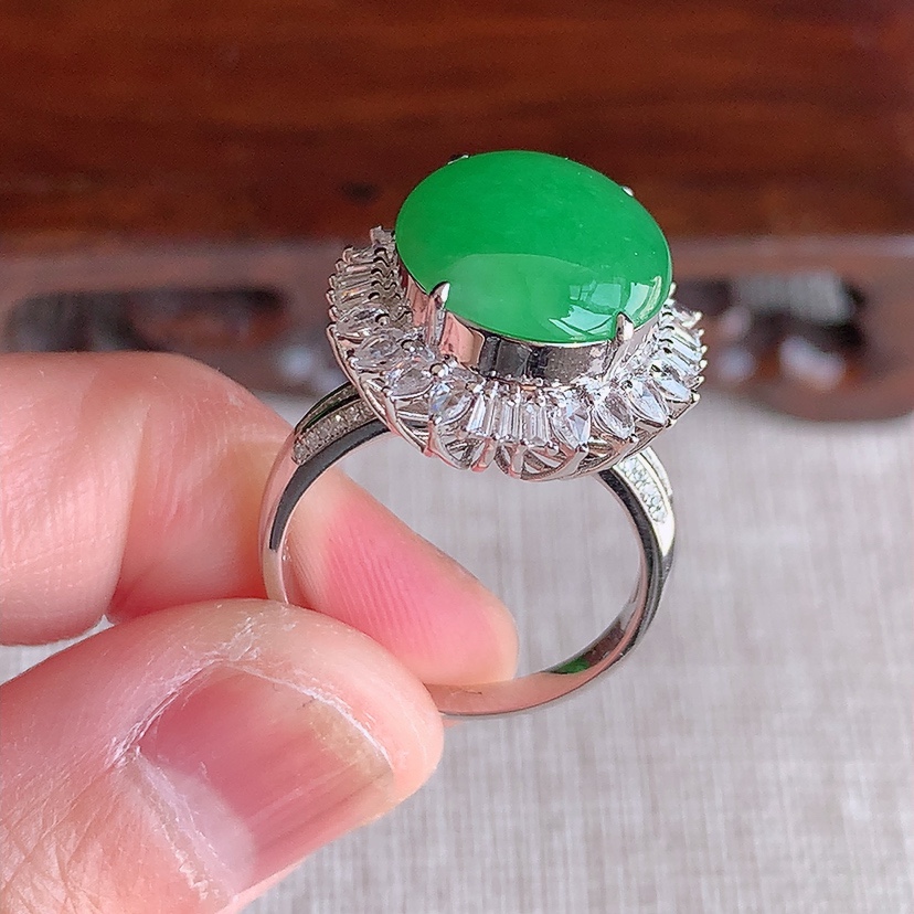 天然A货翡翠18K金伴钻镶嵌阳绿蛋面戒指 圈口17.3裸石
尺寸13.8-12mm 重量5.78g 