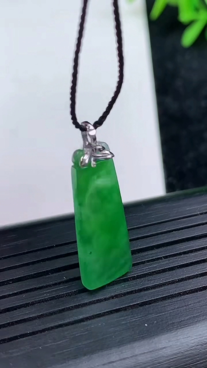 天然A货翡翠无事牌吊坠尺寸23.5-17-2.4重量:1.71g
3月15日