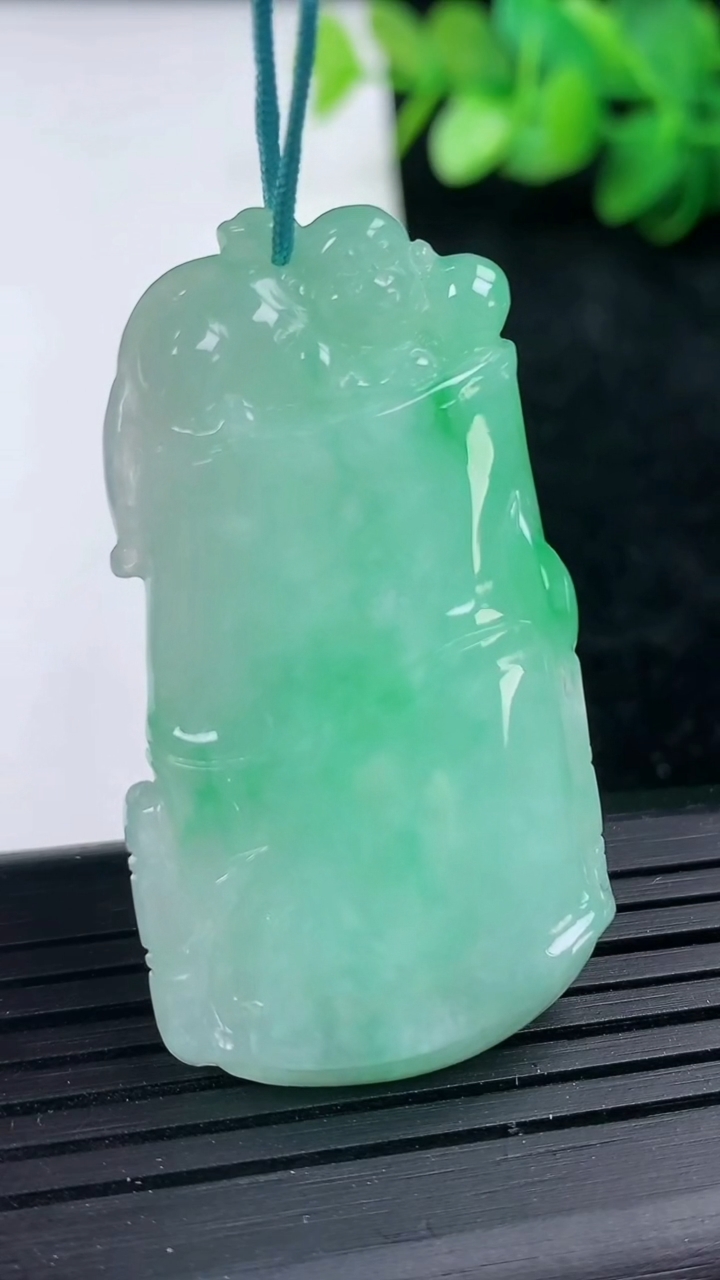 天然A货翡翠节节高升 竹节吊坠尺寸46.4-26.1-6重量:17.01g
3月15日