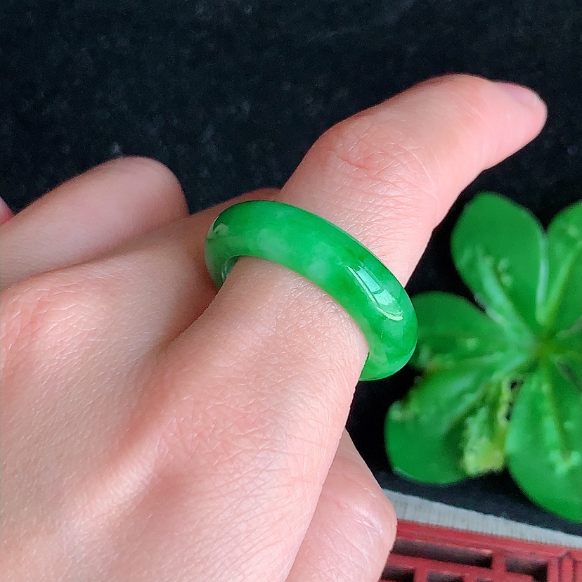 天然A货翡翠满绿素面戒指 
尺寸20-6.6-4mm 重量5.66g 0314