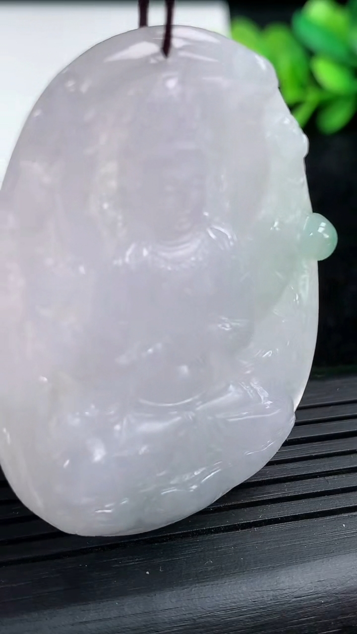 天然A货翡翠千手观音菩萨吊坠尺寸51.5-37.1-5.5重量:20.24g
3月15日